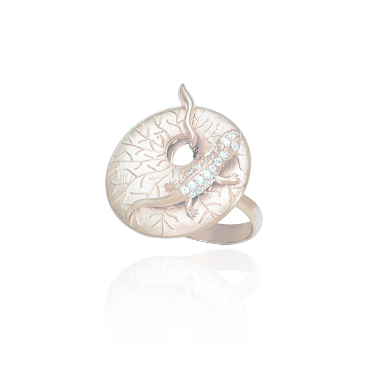 Gecko on Imprinted Disc Ring