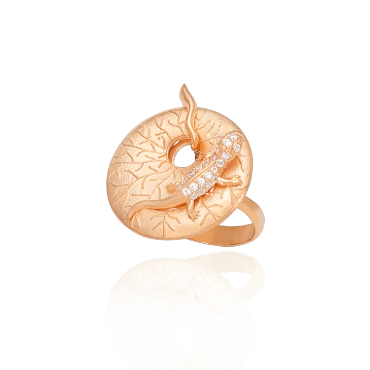 Gecko on Imprinted Disc Ring