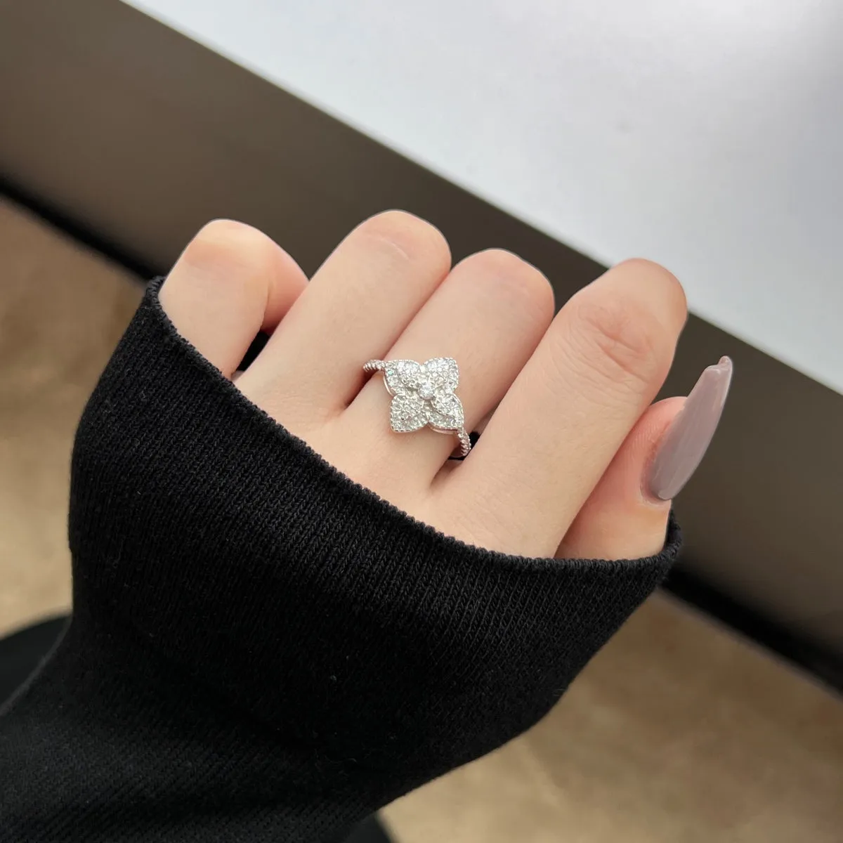 [Goodv]Luxurious Colorful Flower Shape Banquet Ring