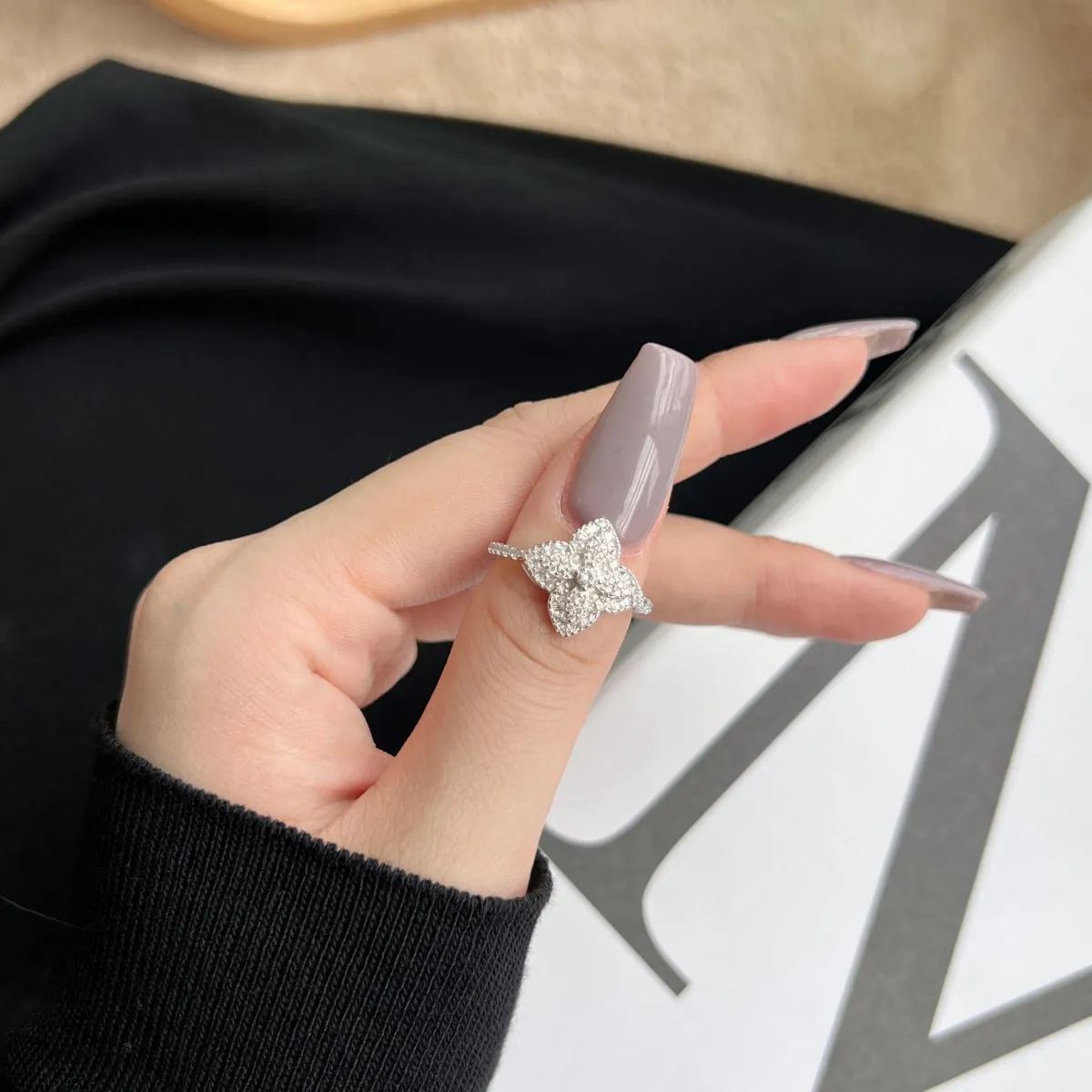 [Goodv]Luxurious Colorful Flower Shape Banquet Ring