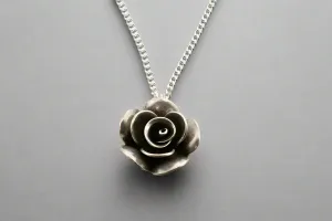 Small rose pendant on 45cm link chain