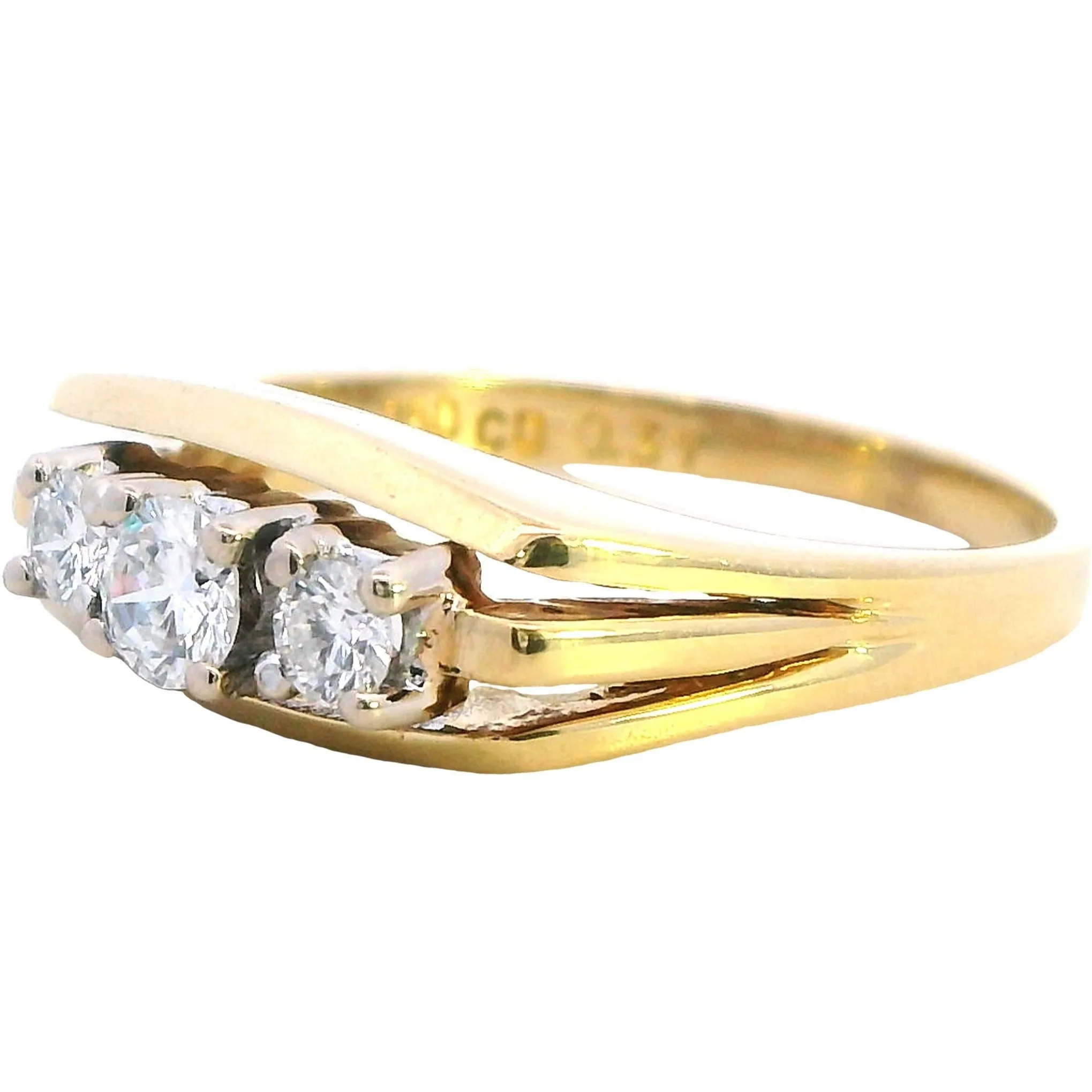 Timeless Sophistication Luxurious 18ct Yellow and White Gold Diamond Ring!