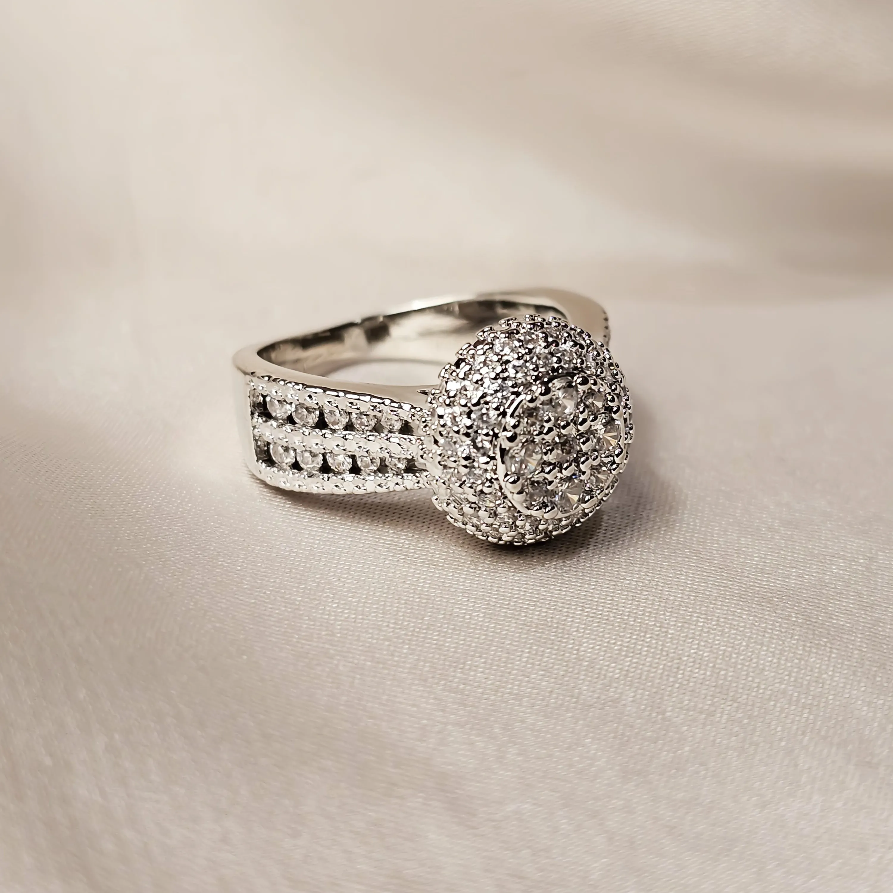 Zircon Huitan Bow Shaped Ring
